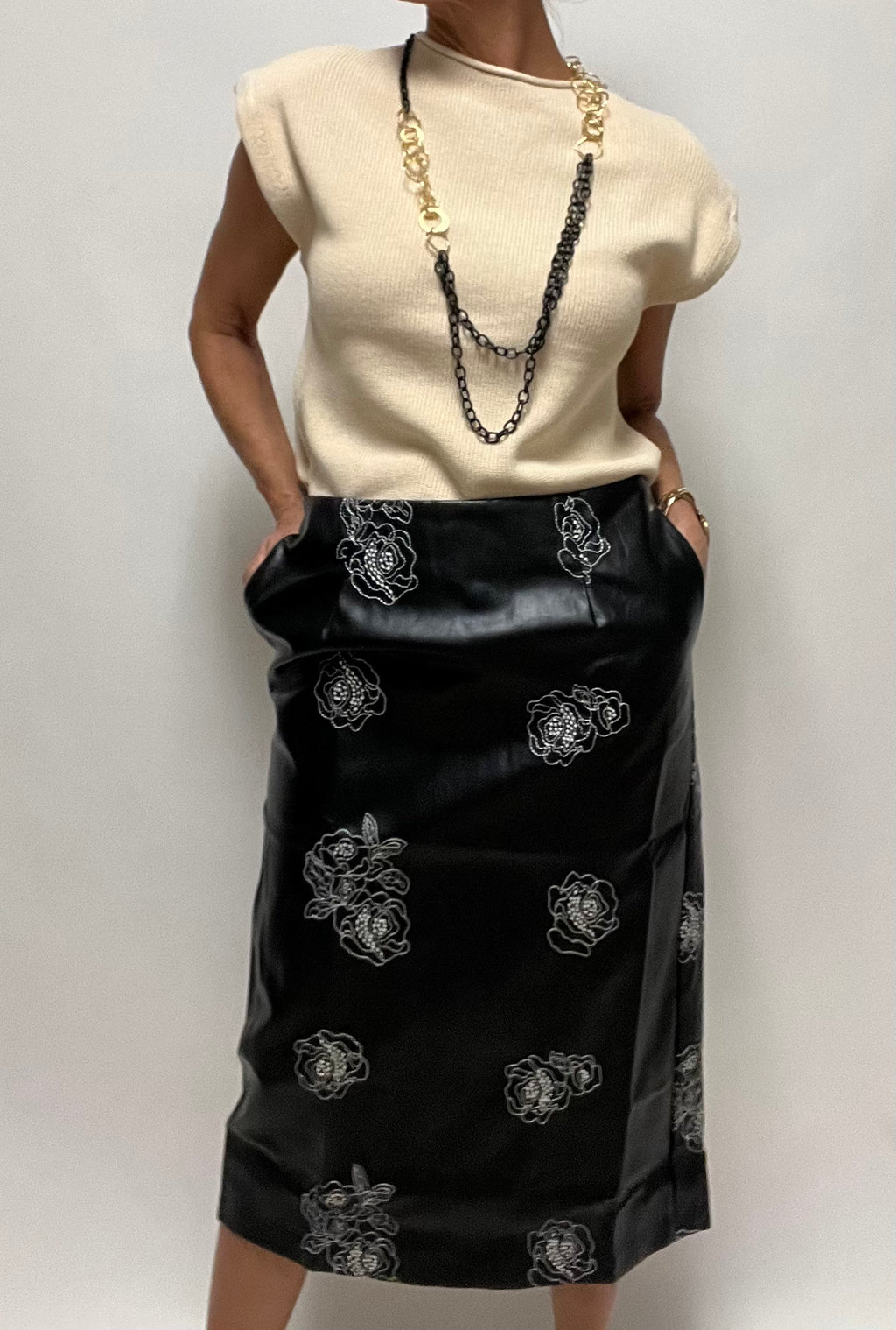 Black Floral Embroid Pencil Skirt