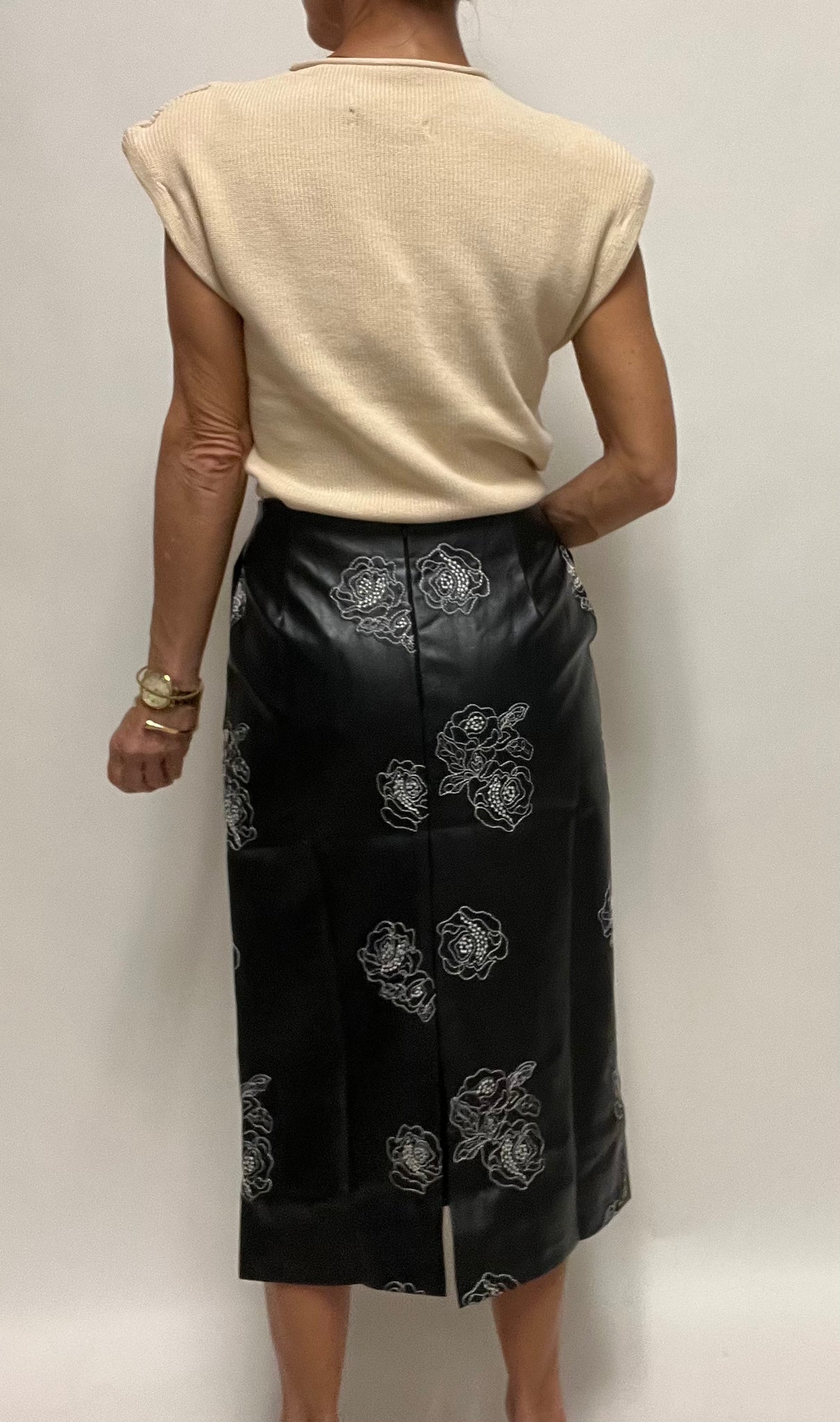 Black Floral Embroid Pencil Skirt